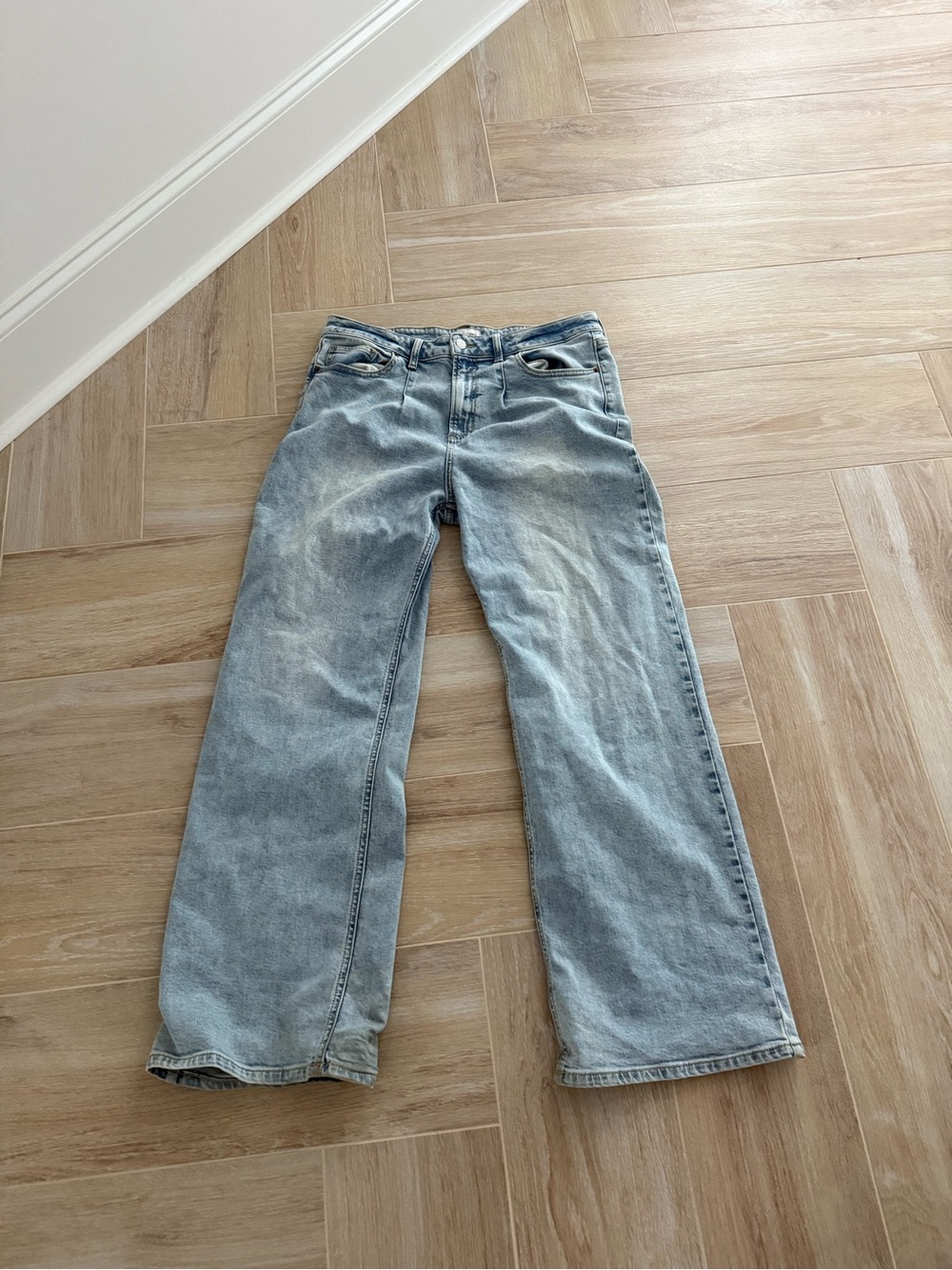 Light Wash Straight Leg Jeans - Classic Casual